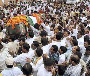 People attending funeral procession of veteran Congrss leader Vidya Charan Shukla in Raipur on Wednesday. PTI Photo