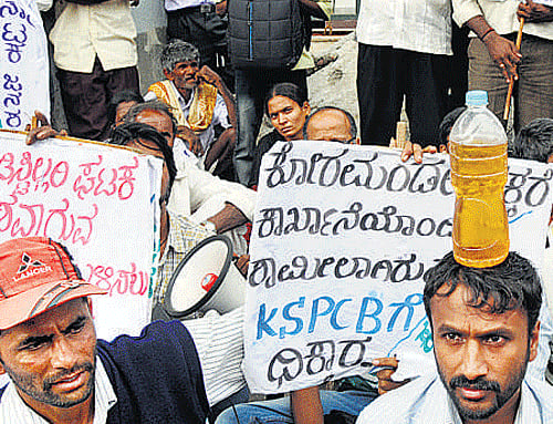 Members of Hemavati Nadi Ulisi Andolana, Parisara Malinya Virodhi Nagarika Vedike and Karnataka Rajya Raita Sangha stage a protest the City on Friday. DH Photo