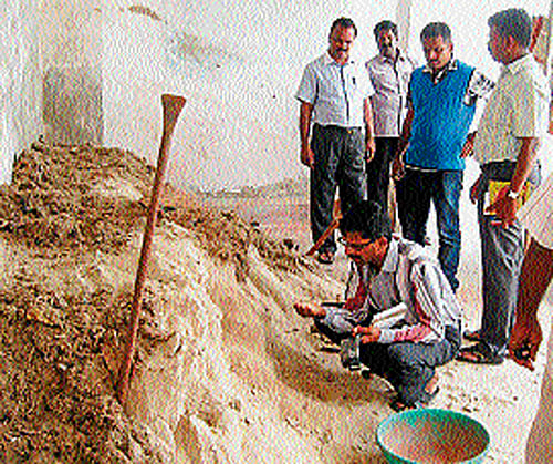 Assistant director of Agriculture department G H Yogesh and PSI Raju inspects the spot. dh photo