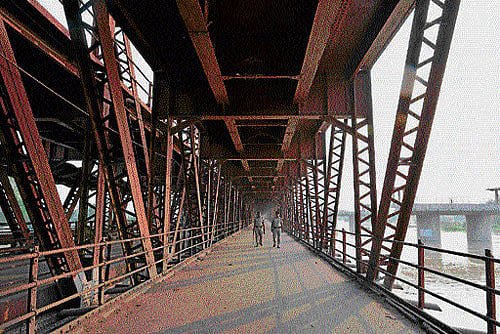 The 150-year-old 'loha pul' (iron bridge) on the Yamuna has been shut down for most rail traffic. Vehicles, too, are not allowed to ply since Tuesday. DH Photo/ Chaman Gautam