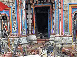 Bodies of flood-hit pilgrims lying near Kedarnath shrine after heavy rains in Uttarakhand on Thursday.