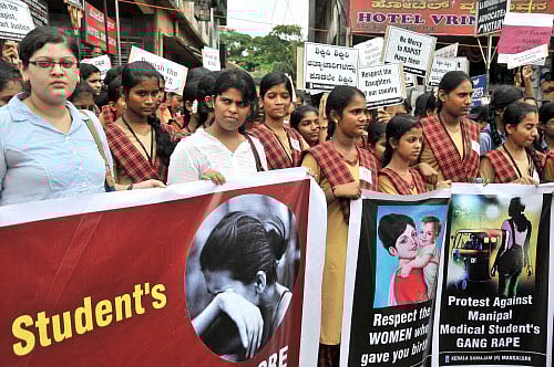 Kerala Samajam members and students staging protest against Manipal medical student's gang rape incident, near DC office in Mangalore on Tuesday. DH photo