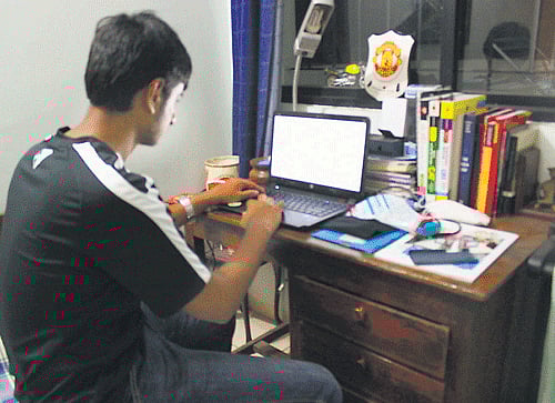 cutting costs Many youngsters prefer having online shops because of high rent and other factors.