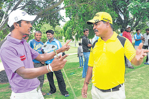 it's like this: Local lad S Chikkarangappa and Sanjay Kumar of Lucknow discuss a point during the third round of the PGTI-Eagleburg Open on Thursday. dh photo/ srikanta sharma r