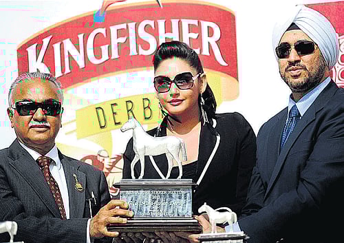Big moment: Actor Ragini Dwivedi (centre), BTC Chairman DM Kumaraswamy (left) and Gurpreet Singh (AVP, Marketing, UB Ltd) unveil the Kingfisher Derby trophy. DH PHOTO