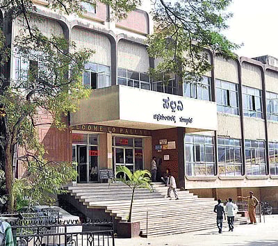 Pallavi Theatre on Raja Ram Mohan Roy Road is the latest standalone movie hall to bite the dust. A hospital will come up in its place.
