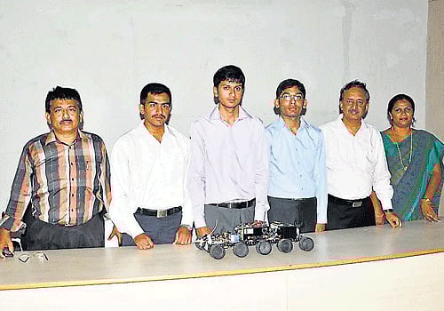 Students develop robot to detect bombs