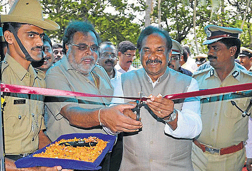 Home Minister K J George inaugurates the control room of CCTV cameras at SP's office in Mandya on Wednesday. Minister Ambareesh and others are seen. DH PHOTO