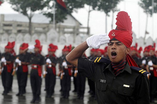 A newly graduated soldier of the Jammu and Kashmir Light Infantry gives a command during their commencement parade at a military base on the outskirts of Srinagar, India, Wednesday, July 10, 2013. The soldiers will join Indian Army fighting separatist Islamic guerrillas in Kashmir to end an insurgency that started in 1989. AP photo