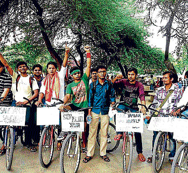 awareness Jazbaa group takes out a cycle rally to promote the cause of clean Yamuna.