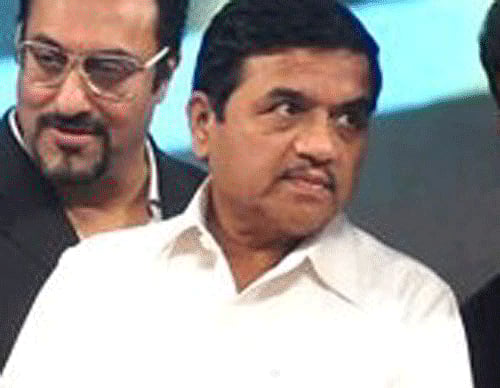 Patil announces probe against IPS officer over land deals