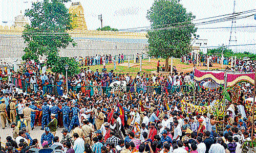 devotion: Pramoda Devi Wadiyar, ex-minister S A Ramdas, MLA G T Devegowda, Chief Priest Shashishekar Dixit and others during the celebration of Chamundeshwari Vardhanti atop Chamundi Hill, in Mysore, on Sunday.Pilgrims throng Chamundi Hill to witness the Chamundeshwari Vardhanti celebrations.  dh photos