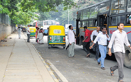 missing facilities A bus stop without shelter in front of Basavanagudi Police Station towards Nettakallappa Circle.  DH PHotos by Srikanta Sharma R