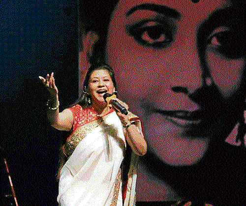 Shetal Gupta renders a beautiful performance as a tribute to Geeta Dutt.