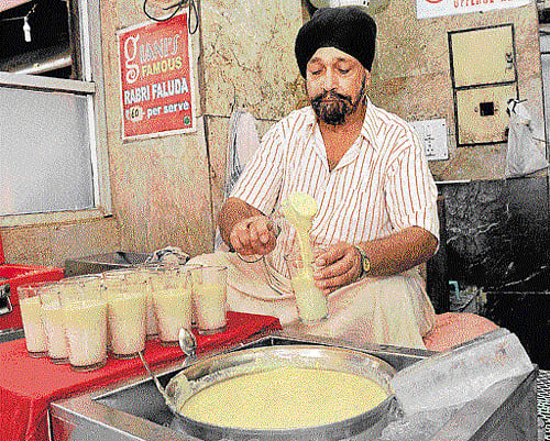 A glassful of rabri faluda served with sugar syrup and crushed ice.