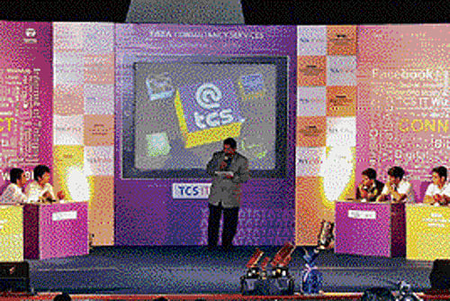 Competitive: Quizmaster Giri with the six teams.