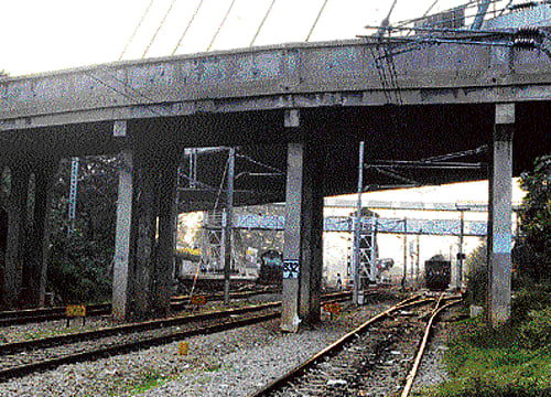 Land acquisition and permission to take up work on Defence land have hampered the work at Baiyyappanahalli, Krishnarajapuram and Hoodi Gate. DH file Photo