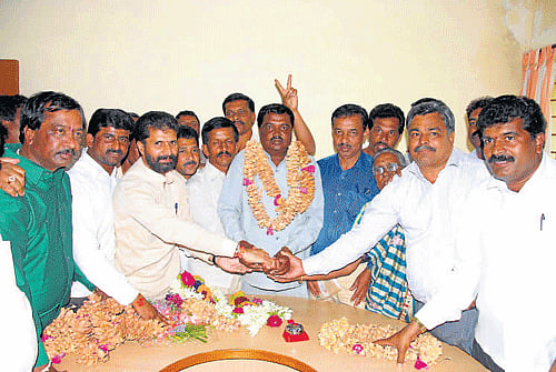 MLA C T Ravi and others felicitate Ninge Gowda who was elected as the Chikmagalur district APMC president, on Saturday. DH Photo