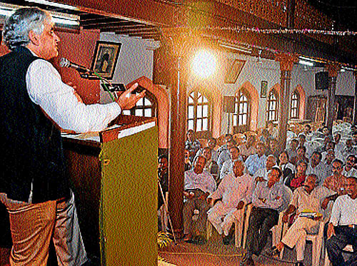 Eminent Journalist and Ramon Magsaysay awardee P Sainath delivering a lecture on 'Corporate hijack of Indian agriculture,' at Ravindra Kalabhavana at University College in Mangalore on Saturday. DH photo
