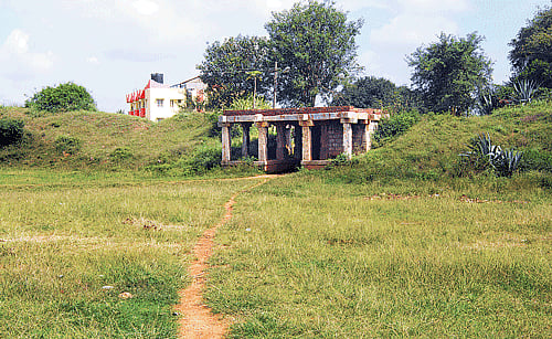 battling against odds Largely intact mud walls of the Begur fort are covered in grass and vegetation and the strong stone masonry of Devanahalli fort and  Bangalore fort have managed to keep encroachers somewhat at bay. Photos by the author