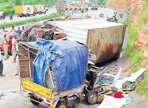 The scene of the accident on National Highway-4 near Vantmuri in Belgaum. DH Photo