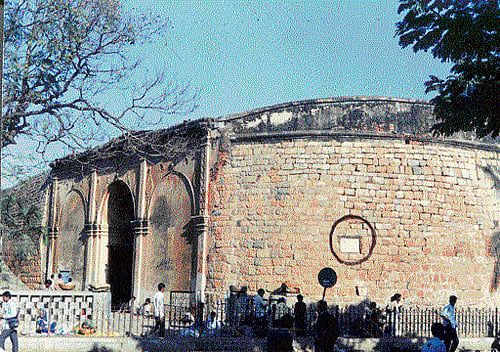 tales stones tell The Bangalore Fort is perhaps the largest and strongest structure built by Kempegowda (inset) in a settlement that has transformed  beyond all expectation (dh file photos). Likewise, Ahuti village founded by his ancestor Rana Baire Gowda (below) (Photo: B V Prakash) is now just Avati.