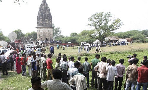 Onlookers stand at the site where the state archaeological survey of India has sent a team of archaeologists to start digging at Daundia Khera village in Uttar Pradesh. Reuters