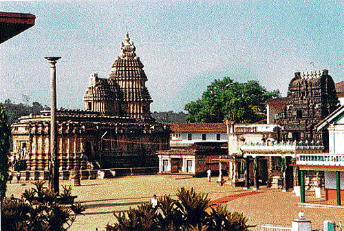 Beckoning the devout: The Sharadamba Temple (right) and the Vidya Shankara  Temple attract visitors for their architectural splendour as well. DH&#8200;archive