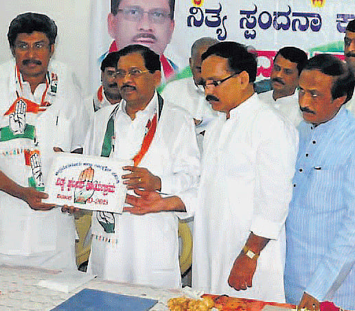 KPCC President G Parameshwar inaugurates 'Spandana' programme at District Congress office in Chikmagalur, on Tuesday. DH Photo