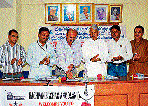 Deputy Director of Public Instruction N Chandregowda inaugurates the district-level Mock Parliament held at KDP auditorium, in Chamarajanagar, on Saturday. Secretary of Deenabandhu organisation G S Jaydeva is also seen. DH PHOTO