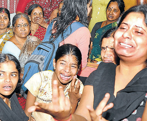Family members of Venkatesh Babu and Anita Kumar are inconsolable on hearing the news of their death, in Bangalore on Wednesday. DH Photo