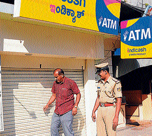 An ATM kiosk being shut down under the supervision of police personnel in Mysore, on Monday. DH Photo