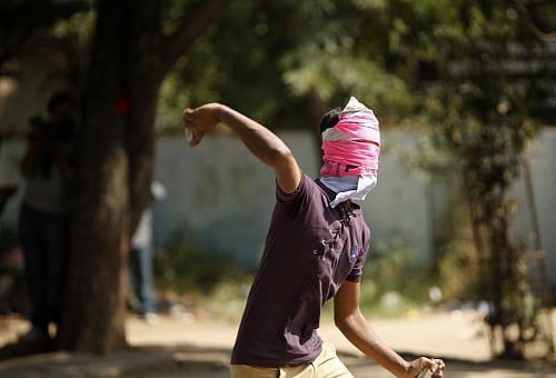 Activists of the Communist Party of India (CPI) march shouting slogans supporting the demand for Telangana state during a protest in Hyderabad, India, Thursday, Dec. 5, 2013. Earlier this year India's ruling coalition endorsed the creation of a 29th state called Telangana carved out of existing Andhra Pradesh state. The Telangana supporters enforced a day-long shutdown strike Thursday in the Telangana region to protest a reported proposal to add two more districts to the proposed state. AP photo