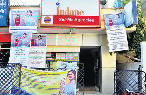 The gas agencies have been insisting on Aadhar for domestic consumers while they have spared those purchasing commercial ones.&#8200;DH Photo