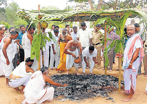 rituals: Chaduranga Kantharaj Urs, nephew of Srikantadatta Narasimharaja Wadiyar is seen collecting the ashes in an earthen pot, at Manuvana, in Mysore, on Thursday. dh photo
