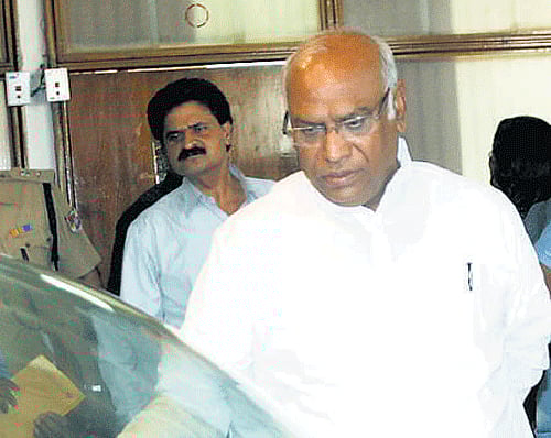 Mallikarjun Kharge at the Rail Wheel Factory in Bangalore on Monday. dh photo