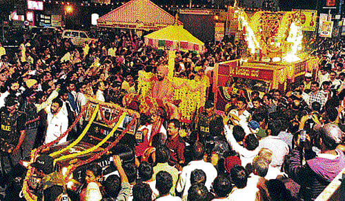 dissent note: Shiroor Mutt seer Lakshmeevaratheertha, who had objected to the  suggestion of carrying palanquin on a vehicle, participated in the Paryaya procession  sitting on a chair placed atop a vehicle, in Udupi on Saturday. dh photo