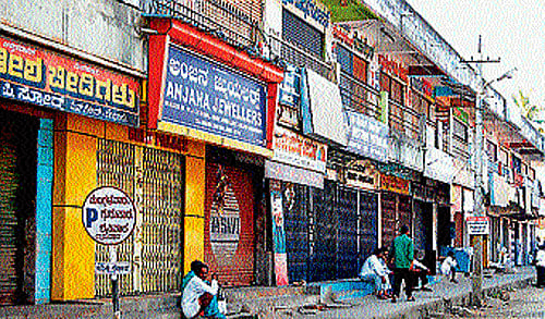 Commercial establishments in Belur town were closed as pro-farmer ogranisations and Yagachi Horata Samiti Members observed a bandh across three hoblis of Hassan district  demanding release of water from Yagachi reservoir,  here on Friday. DH PHOTO