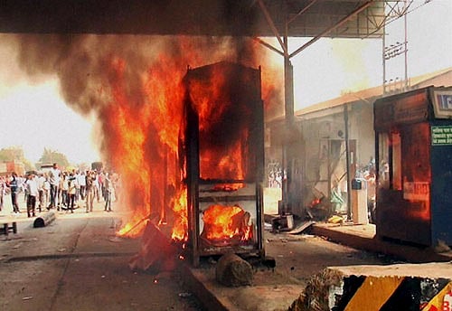 Wielding sticks and hurling stones, hordes of MNS workers today vandalised a toll plaza at the iconic Bandra-Worli Sea Link, even as the state's police chief said their leader Raj Thackeray's ''provocative'' speech that triggered the violence was being examined. PTI File Photo.