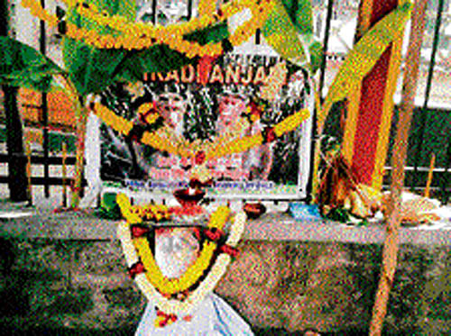 Residents of Raheja Residency performed a ceremony, condoling the death of monkeys that were shot dead.