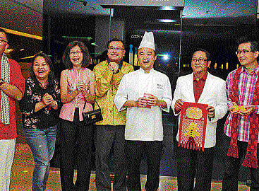 Goh Kee Kok, Ema Trinidad, Josephine and Joey Khoo, Wong Teem Kam, James Goh and NG Tech Hong carrying new year memorabilia. DH photos