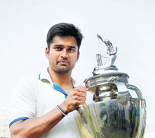 Karnataka captain R Vinay Kumar with the Ranji Trophy on Sunday. DH photo/ Satish Badiger