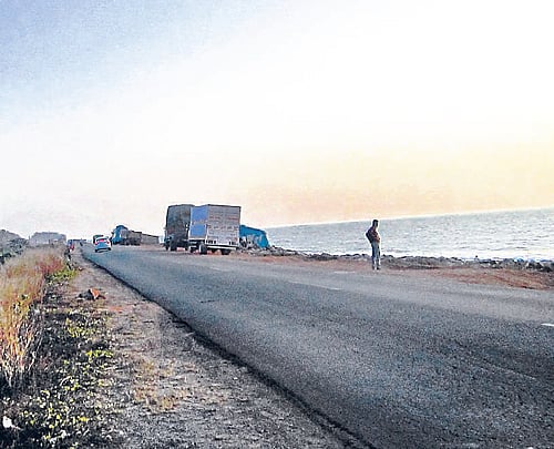 The river runs parallel to the sea. Photo by author