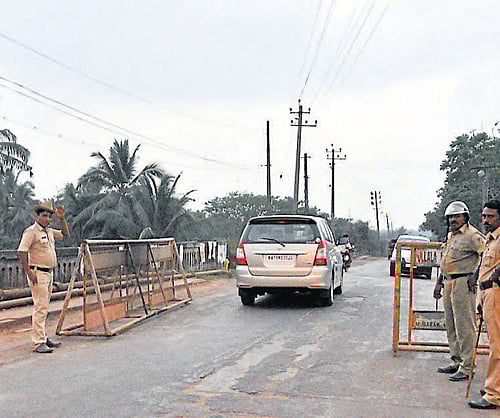 The police carry out 'Naaka bandi' at Ullal on Saturday. DHNS