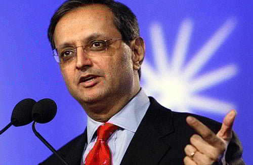 Citigroup's former Indian-American CEO Vikram Pandit is partnering with the co-author of the popular ''Freakonomics'' book series to launch a new consulting business, according to a media report. AP