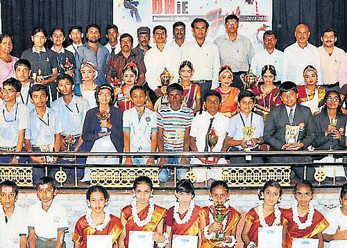 Winners of various competitions held as part of DHiE Fest-2014, organised at Vivekananda Hall, Mahajana PU College, in Mysore, on Saturday. DH PHOTO