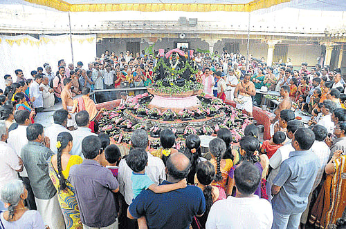 devotion: Devotees offer prayers to 108 Shivalingas at Gurukula on account of Mahashivaratri in Mysore on Thursday.  (Below) Devotees wait in long queues At Trineshwaraswamy temple on Palace premises. The 36-ft Shivalinga consecrated by Prajapitha Brahmakumari Ishwariya Vidyalaya in Vijayanagar. dh photos