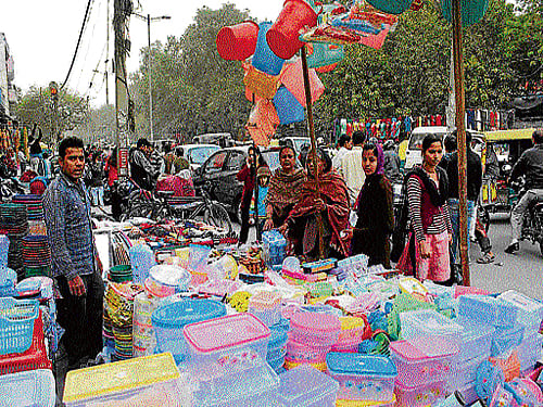 The process of setting up these shops begins by afternoon. The streets of residential areas are choked with several vans bringing in the products. DH Photo