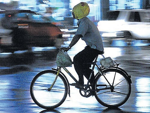 Temperatures in Mysore city dipped following mild showers on Friday evening. DH Photo