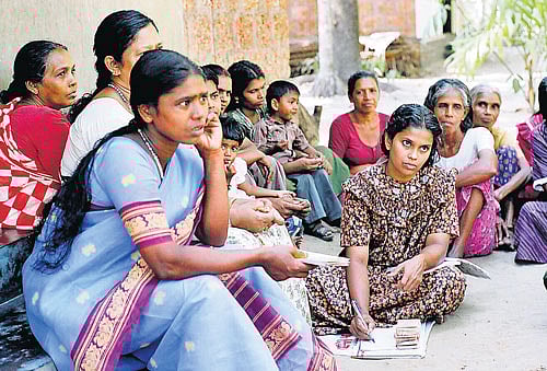 By providing grants and arranging low-cost loans, Kudumbashree encourageswomento run theirown businesses